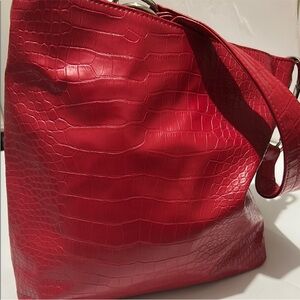 GUC - Elegant Red Crocodile-Embossed Women's Bag